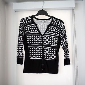 Black and white cardigan with 3/4 length sleeves
